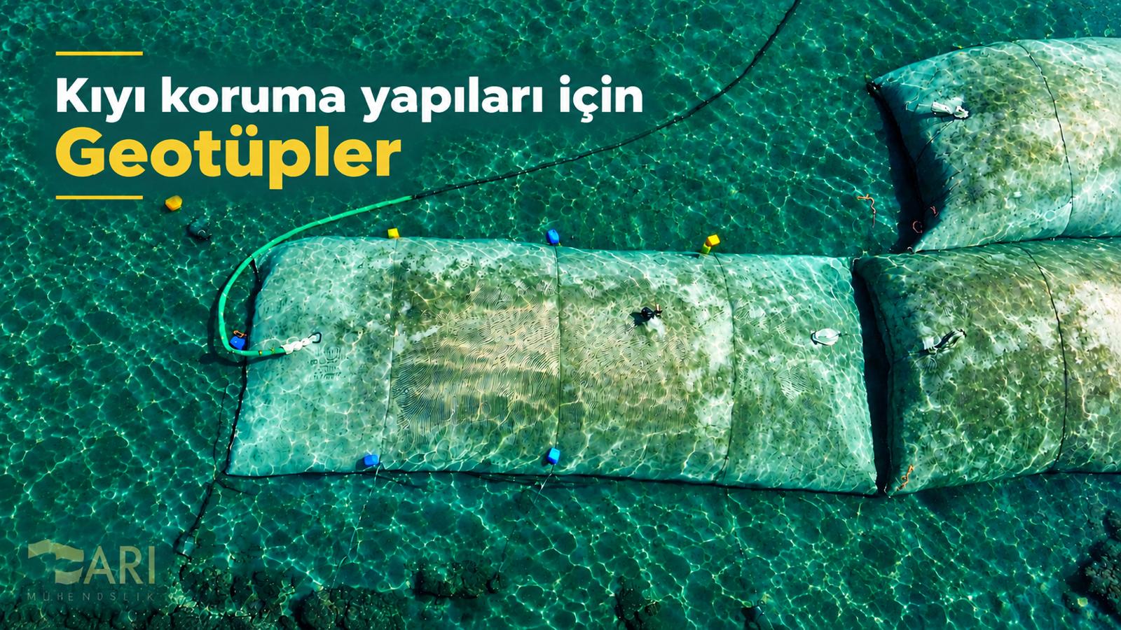 Kıyı koruma yapıları için Geotüpler; berrak suda geotekstil tüpler üzerinde çalışan uygulama ekibi.