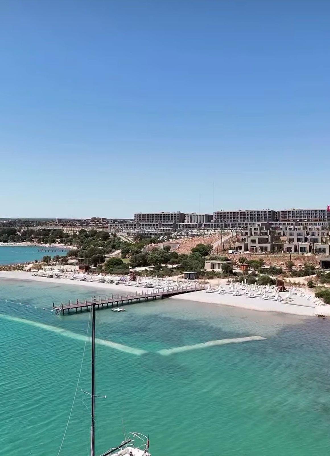 Plaj ve iskelenin yanında deniz içindeki geotekstil uygulamasının görünümü.