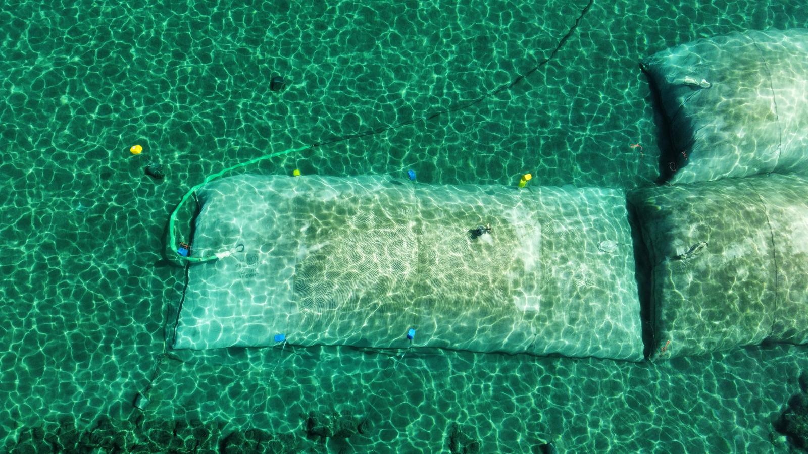 Berrak suda görülen geotekstil tüpler.